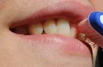 ščetkati zobe